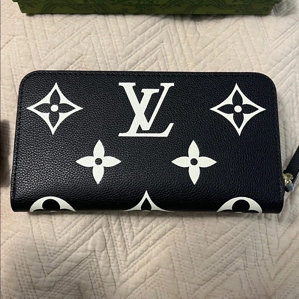 NIB Louis Vuitton Zippy Black Wallet with White Monogram Accents - Picture 2 of 16